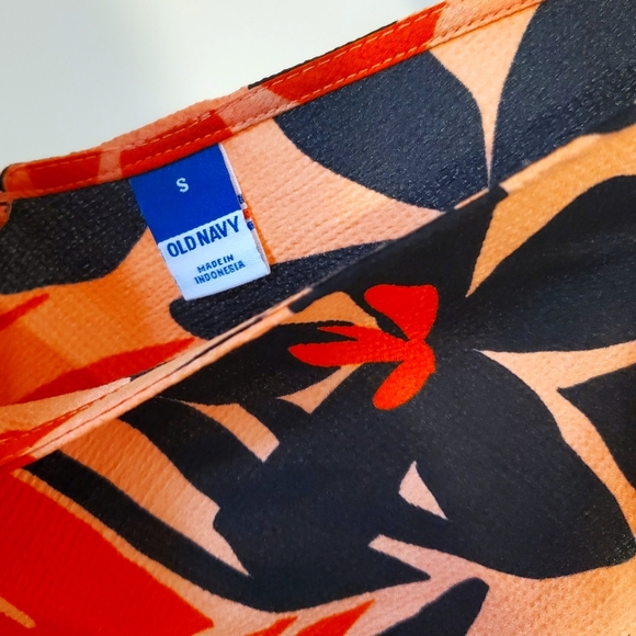NWOT! Old Navy V-Neck Sleeveless Satin Top (Orange Floral) 🌺 - Picture 2 of 3